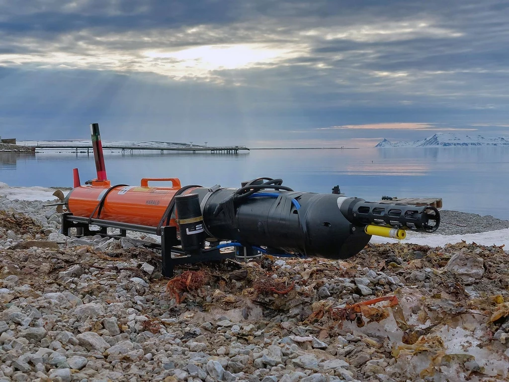 Autonomiczne roboty śledzące badają wody Oceanu Arktycznego.