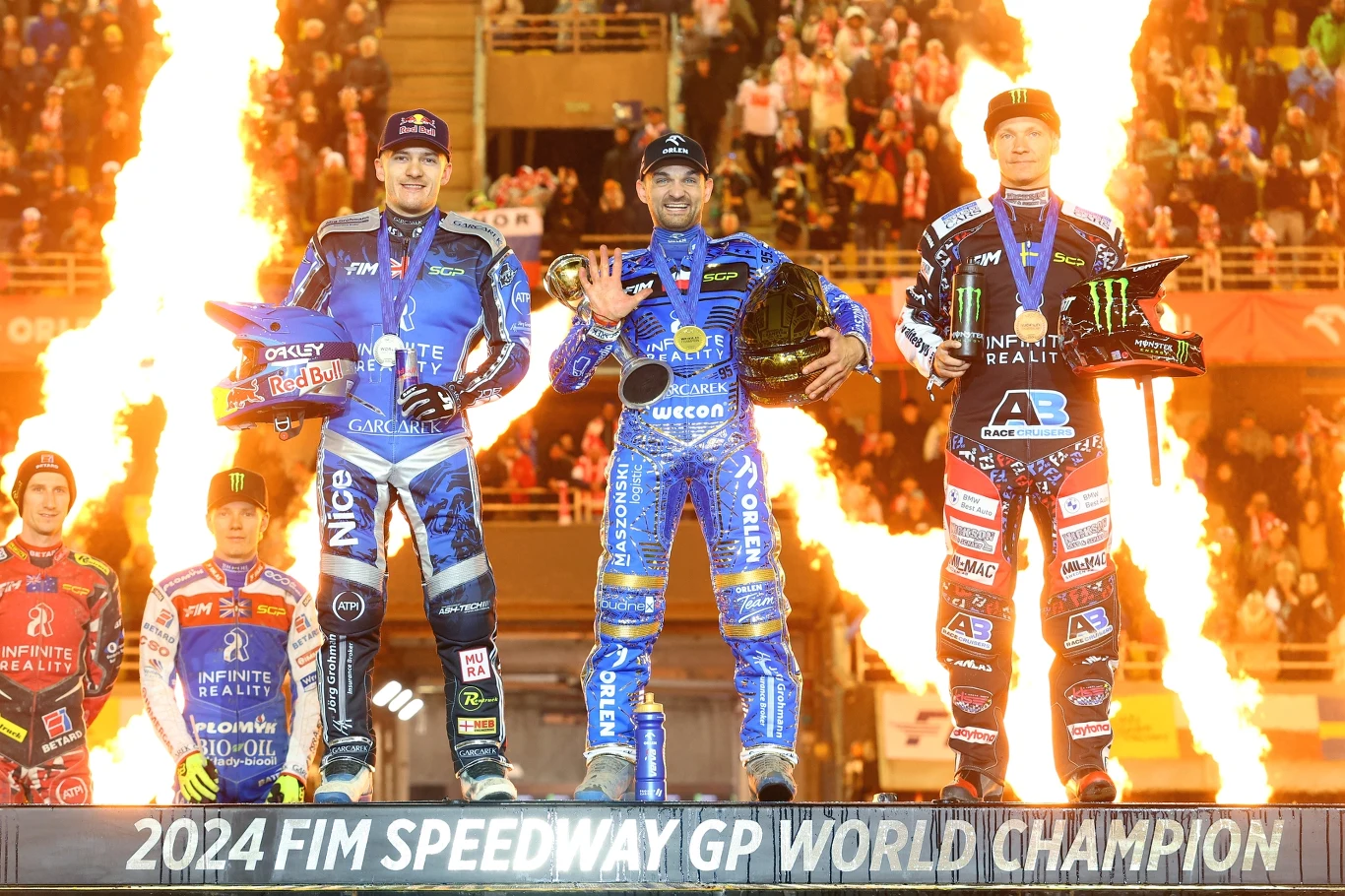 Podium Grand Prix 2025. Robert Lambert, Bartosz Zmarzlik, Fredrik Lindgren. Dwóch z nich jest na celowniku Falubazu Zielona Góra Podium Grand Prix 2025. Robert Lambert, Bartosz Zmarzlik, Fredrik Lindgren. Dwóch z nich jest na celowniku Falubazu Zielona Góra