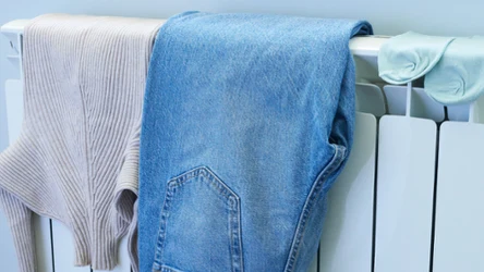 Suszenie ubrań na kaloryferze to popularny błąd popełniany przez Polaków