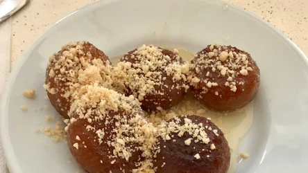 Loukoumades to greckie pączki, które są puszyste jak chmurki.