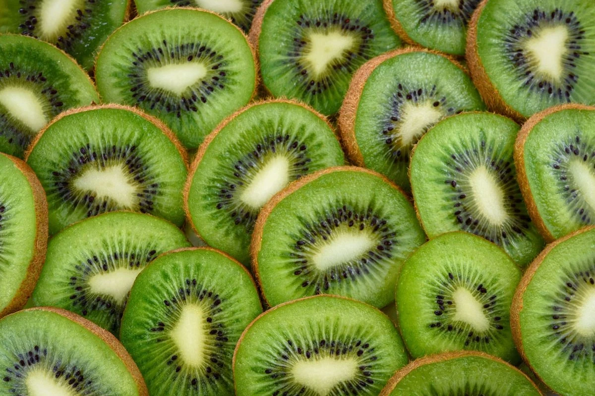 Kiwi ma wiele witamin, może wspomóc m.in. osoby borykające się z zaparciami Kiwi ma wiele witamin, może wspomóc m.in. osoby borykające się z zaparciami