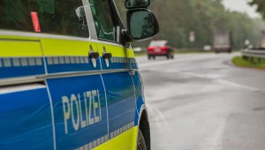 Policjanci patrzą na opony. Brak jednego symbolu oznacza mandat