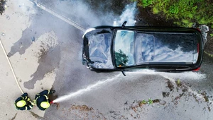 Coś spadło z nieba i uszkodziło auto. Czy należy się odszkodowanie?