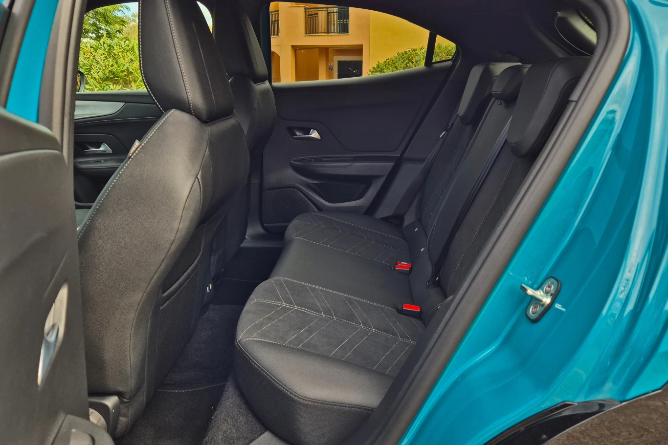 Na tylnej kanapie Mokki wysokim osobom może być ciasno na wysokości kolan