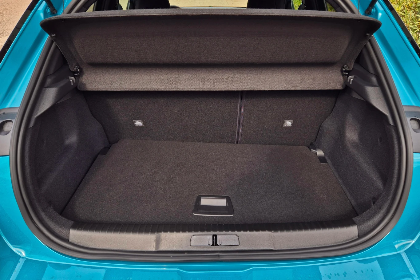 Bagażnik Mokki ma przeciętną pojemność, ale przynajmniej oferuje podwójną podłogę