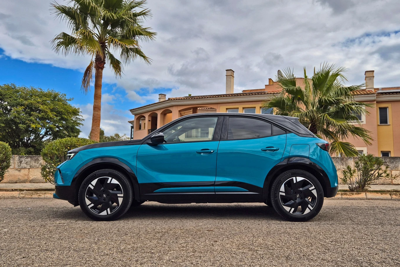 Opel Mokka nadal wygląda ciekawie - szczególnie w dwukolorowych konfiguracjach