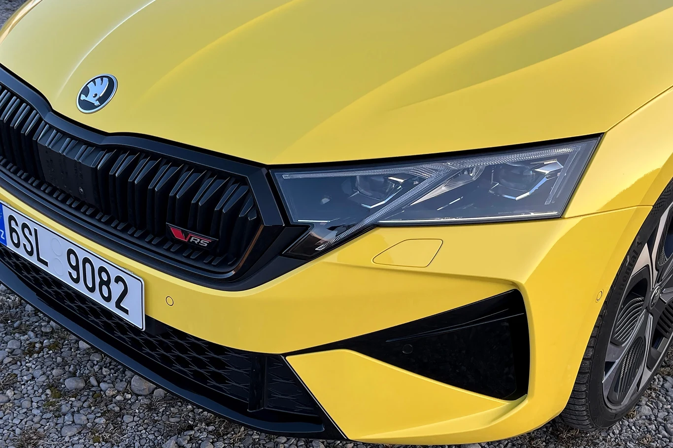 Octavia RS została doposażona w sportowe zawieszenie z krótszymi sprężynami i specjalnymi amortyzatorami o sztywniejszych ustawieniach. Octavia RS została doposażona w sportowe zawieszenie z krótszymi sprężynami i specjalnymi amortyzatorami o sztywniejszych ustawieniach.