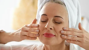 Masaż twarzy to naturalny sposób na zmniejszenie zmarszczek i poprawę wyglądu
