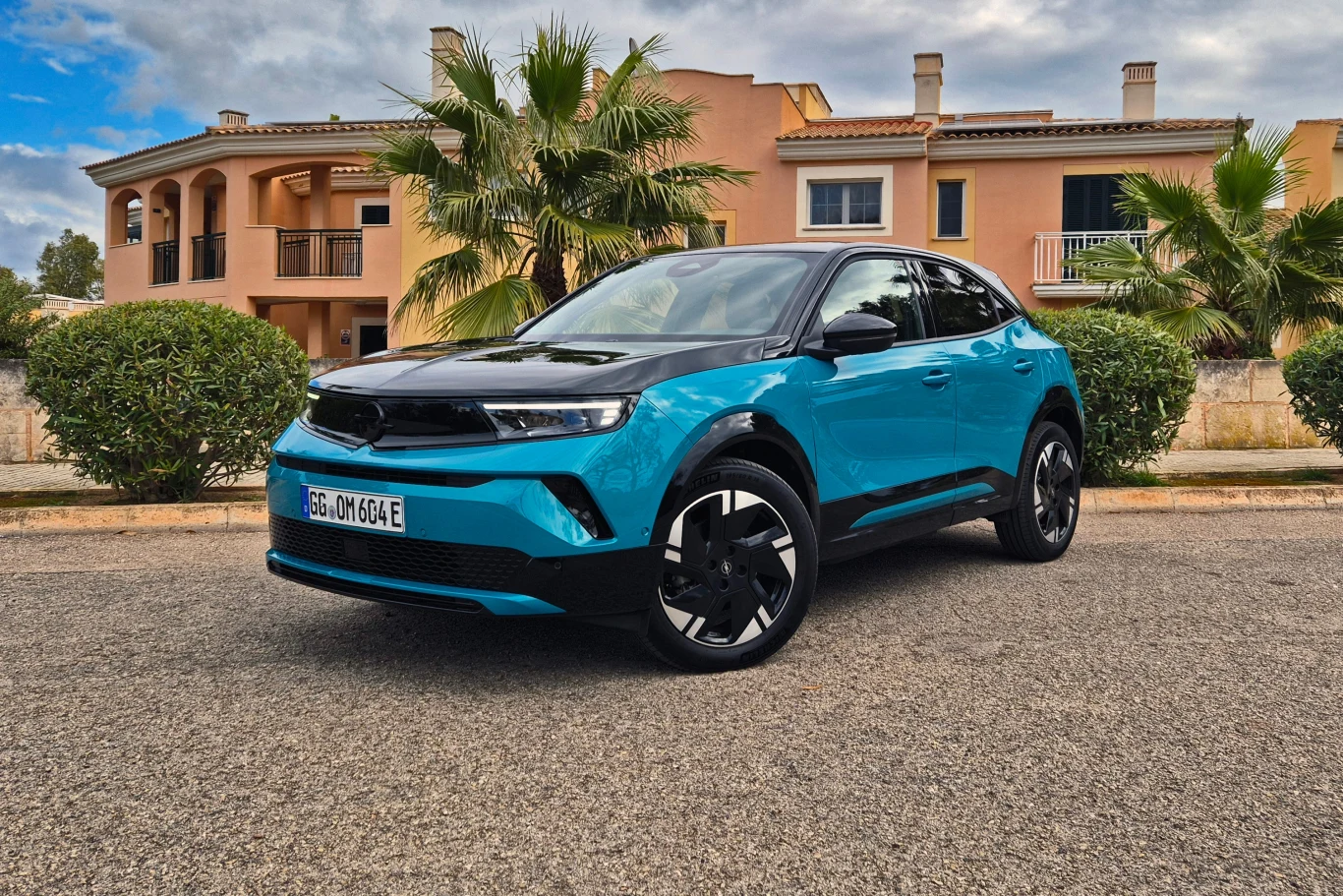 Na pierwszy rzut oka zmodernizowany Opel Mokka wygląda zupełnie tak samo jak poprzednio. Uwagę zwraca jedynie nowy lakier "tropikalna zieleń" Na pierwszy rzut oka zmodernizowany Opel Mokka wygląda zupełnie tak samo jak poprzednio. Uwagę zwraca jedynie nowy lakier "tropikalna zieleń"