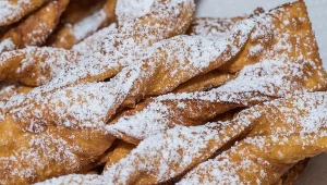 Moja babcia dodaje do faworków ten nietypowy składnik. Znikają z talerza w mgnieniu oka