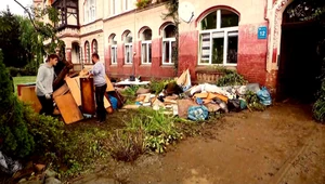 Osuszanie budynków po powodzi. Trwa walka z czasem