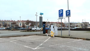 Ładowarki przed kościołem. Zaskakujący pomysł na polskiej plebanii