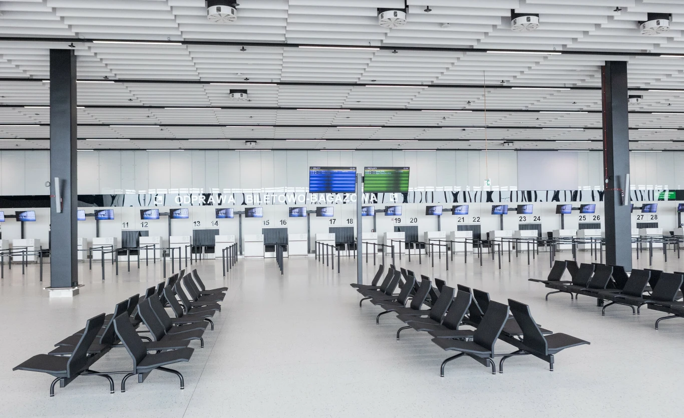 Terminal na lotnisku w Radomiu świeci pustkami Terminal na lotnisku w Radomiu świeci pustkami