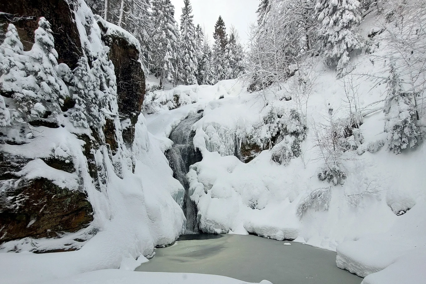 Wodospad Kamieńczyka zachwyca w zimowej odsłonie. Może być dobrym celem zimowej wycieczki w Karkonoszach. Wodospad Kamieńczyka zachwyca w zimowej odsłonie. Może być dobrym celem zimowej wycieczki w Karkonoszach.