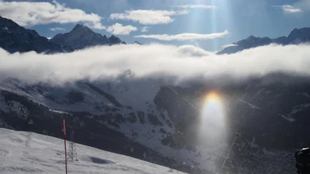 Zjawisko słoneczna świeca, zaobserwowane w Alpach szwajcarskich, na wysokości ok. 2 tys m n.p.m.