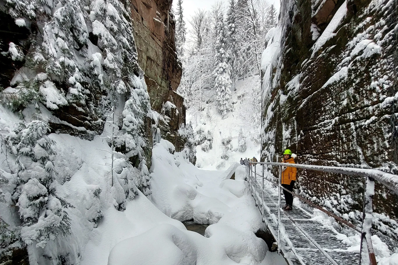 Wstęp pod Wąwóz Kamieńczyka jest możliwy tylko w kaskach ochronnych. 