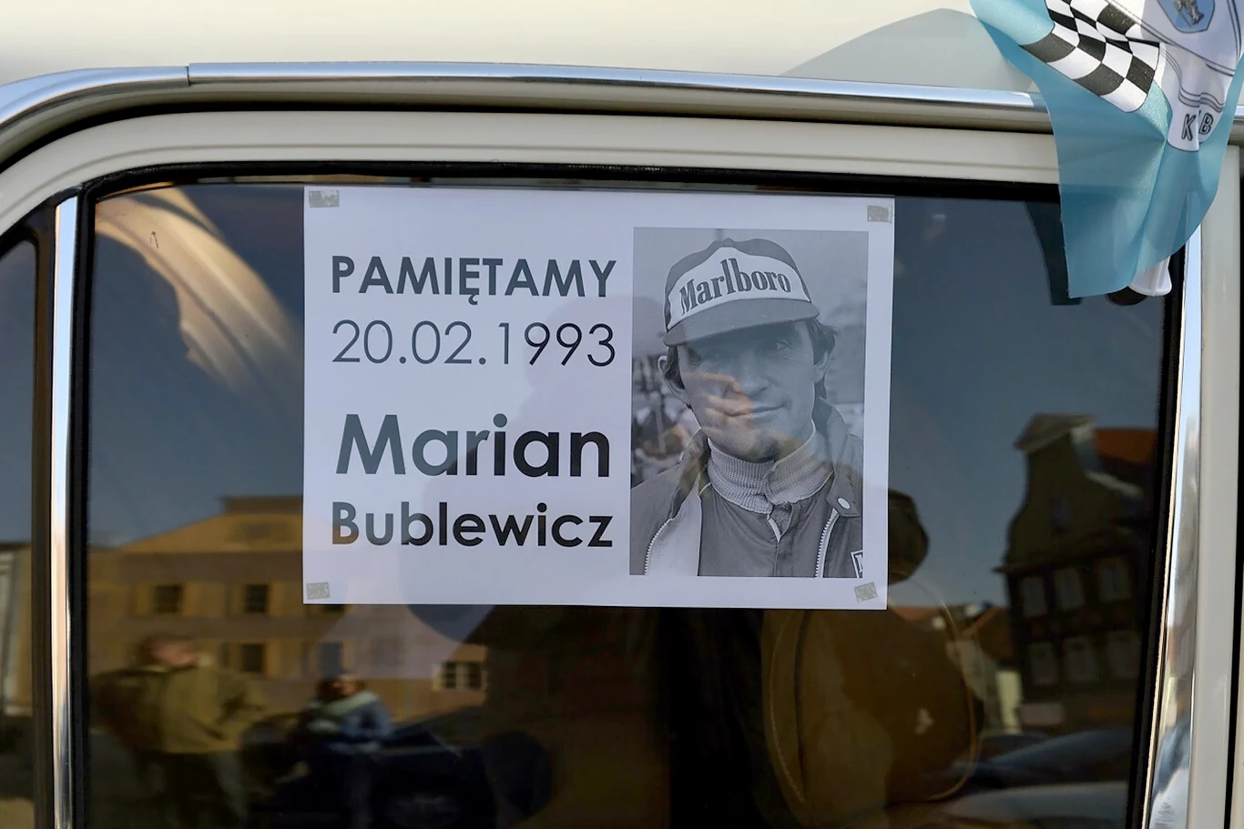 32 lata temu doszło do tragedii. Kibice ze złości strzelali do drzewa 32 lata temu doszło do tragedii. Kibice ze złości strzelali do drzewa