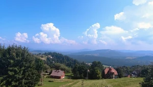 Najwyżej położona wieś w Beskidzie Śląskim. Kusi widokami i koronkami