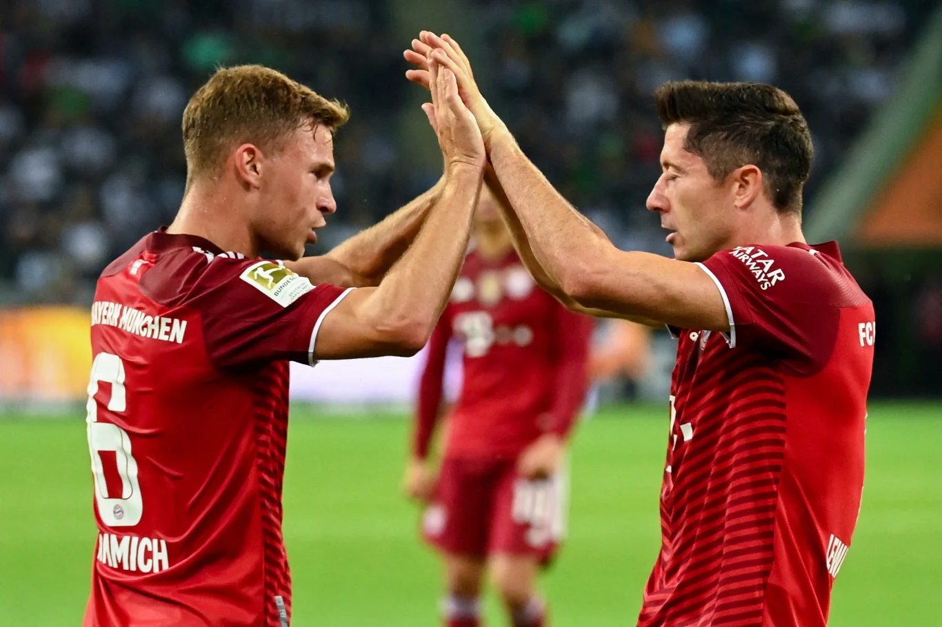 Joshua Kimmich z Robertem Lewandowskim po jednym z wielu triumfów "Die Roten"