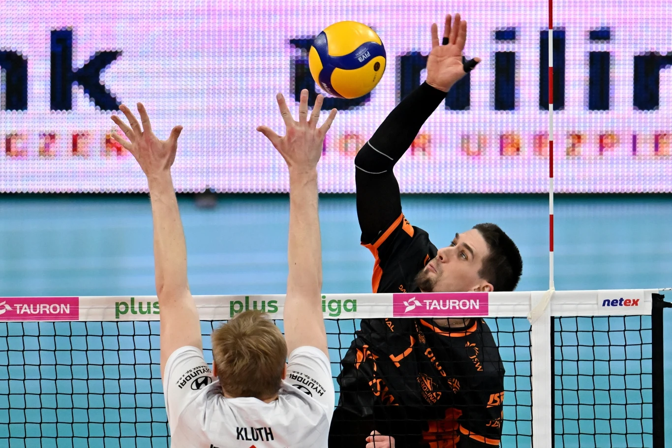 Atakuje Marcin Waliński, blokuje Bartłomiej Kluth