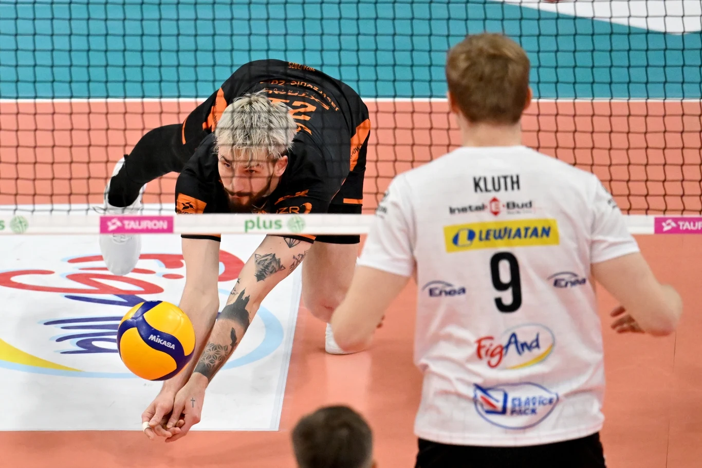 Piłkę podbija Tomasz Fornal