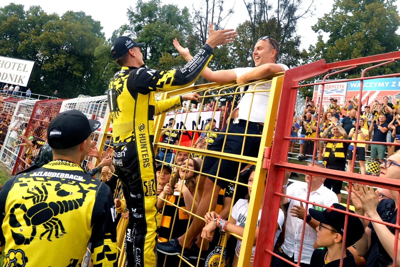 Jakub Kozaczyk, prezes PSŻ-u Poznań świętuje awans do półfinału z kibicami