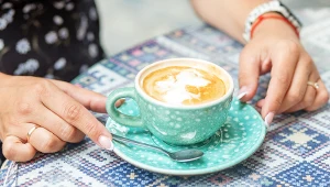 Kawę z tahini pija się m.in. w Grecji. Czy warto? Sprawdzamy, jak spożywanie kawy z tahini wpływa na organizm