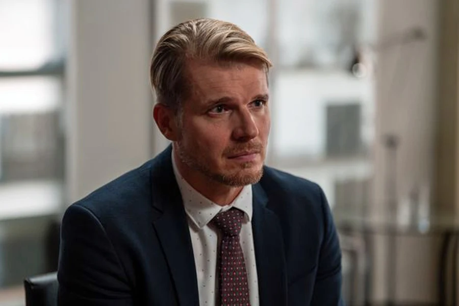 Maks (Tomasz Ciachorowski) zmanipuluje dyrektor Woźnicką Maks (Tomasz Ciachorowski) zmanipuluje dyrektor Woźnicką