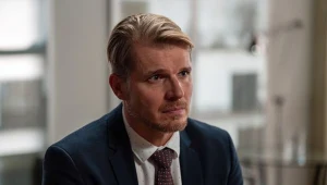 Maks (Tomasz Ciachorowski) zmanipuluje dyrektor Woźnicką