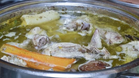 Czy trzeba usuwać szumowiny z rosołu?