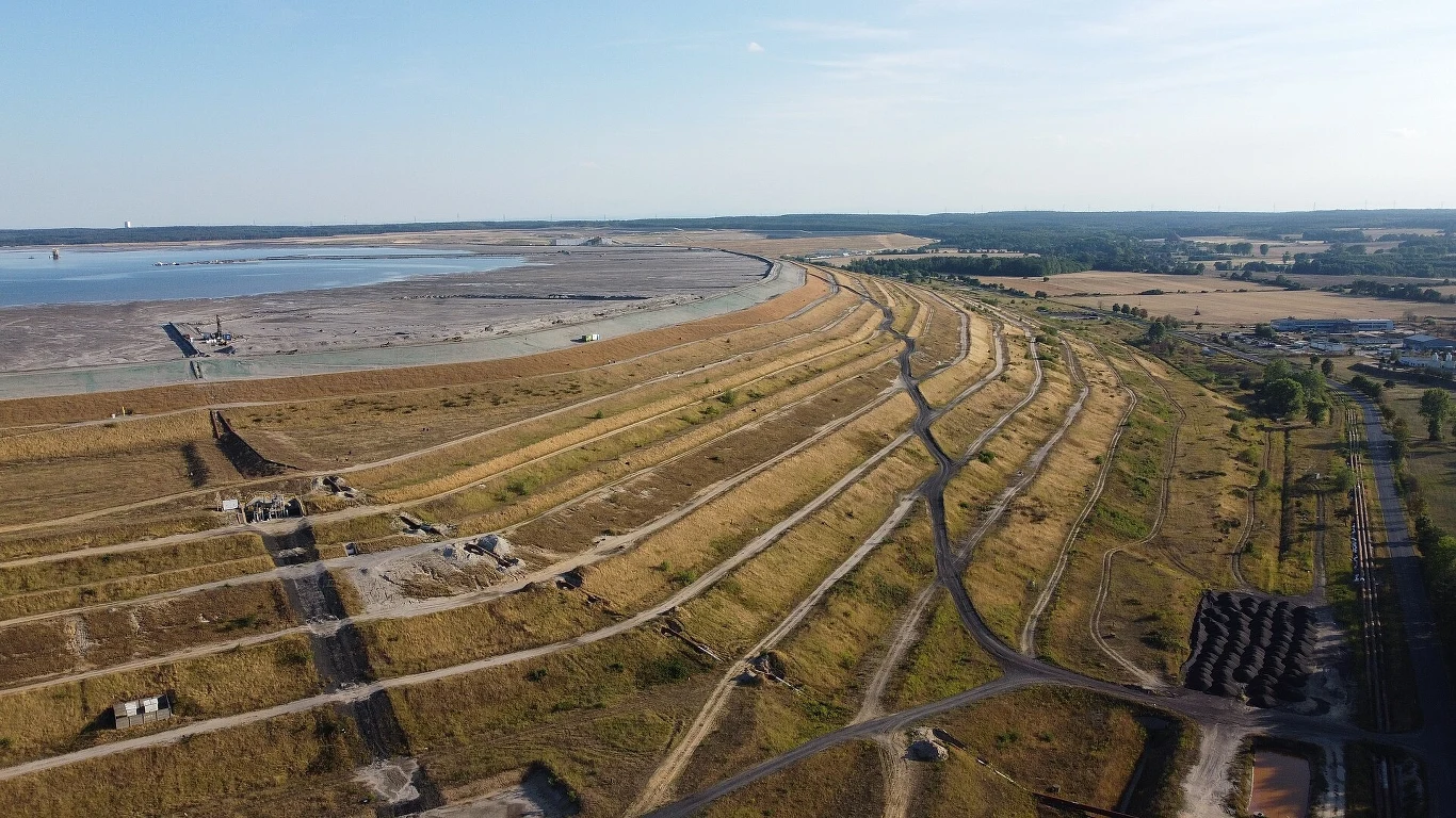 Ogromna konstrukcja funkcjonuje od 1977 roku i co jakiś czas jest ulepszana. Tu widok na zbiornik od strony północy.