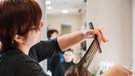 Jakie fryzury są modne w 2025 roku? Niektóre z nich to powrót do lat 90.