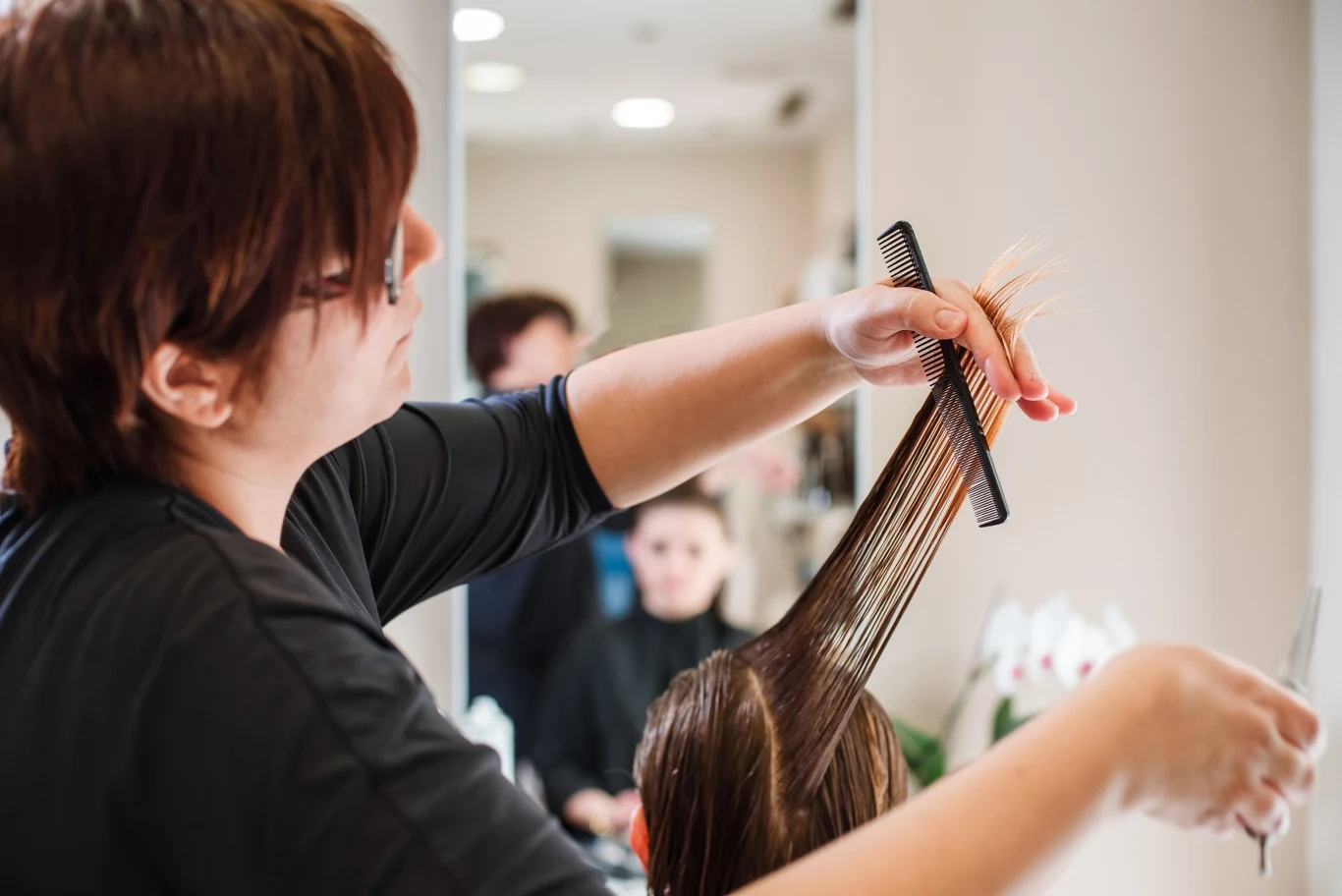 Jakie fryzury są modne w 2025 roku? Niektóre z nich to powrót do lat 90.