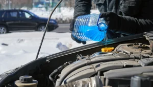 Jak rozmrozić zamrożony płyn do spryskiwaczy? Tylko nie rób dwóch rzeczy