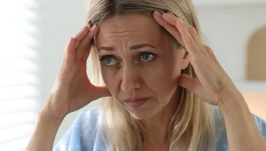 Nasilają się z wiekiem lub gdy za mało pijesz. Cienie pod oczami to zmora nie tylko dojrzałych kobiet