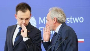 Resort finansów i gospodarki planuje podwyżkę stawki CIT płaconego przez banki. Pieniądze pójdą na zbrojenia. Na zdj. minister finansów i gospodarki Andrzej Domański (L) oraz wiceminister Jarosław Neneman (P)