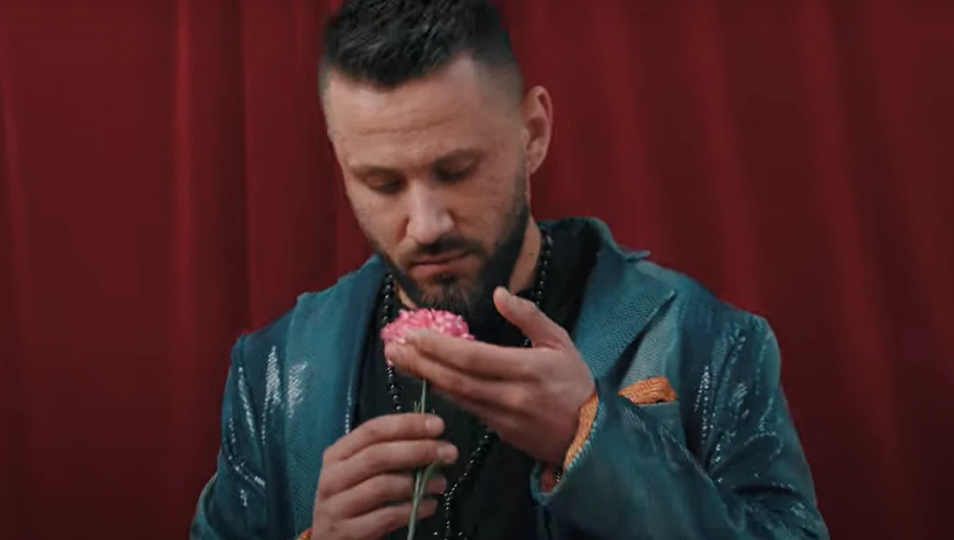 Arkadiusz Malinowski w teledysku "Słowa" Arkadiusz Malinowski w teledysku "Słowa"