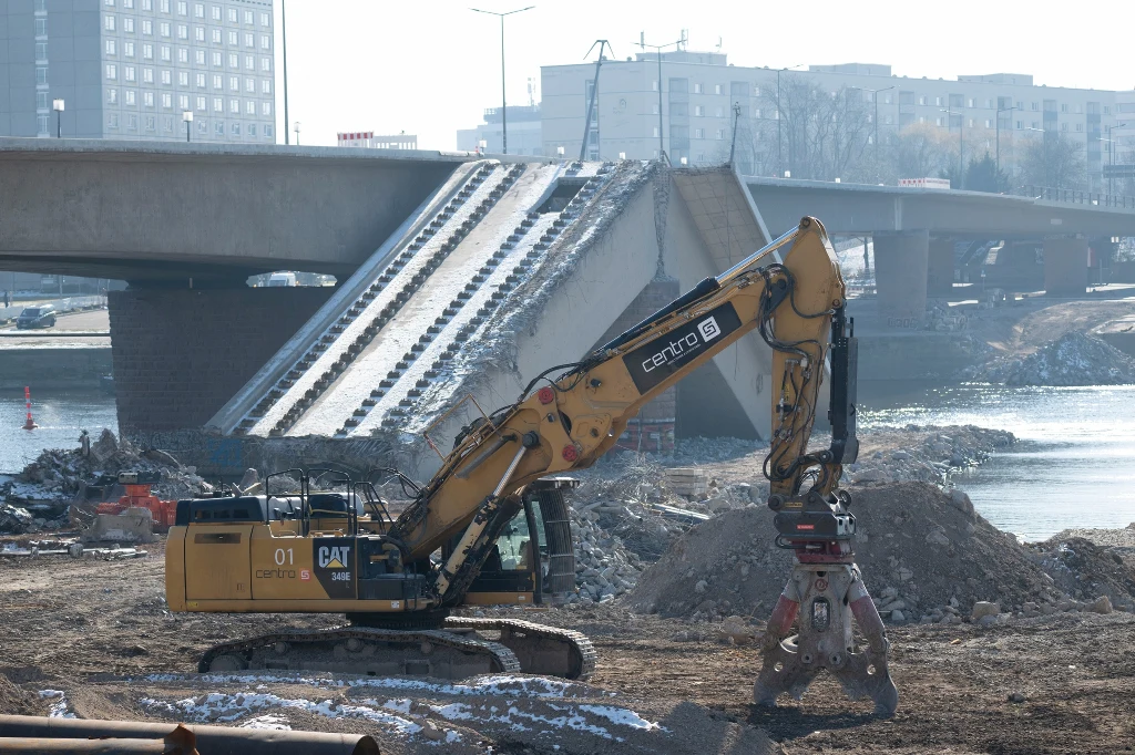 Niemcy muszą pilnie reperować drogi, mosty i linie kolejowe. Na zdj. most Caroli nad Łabą w Dreźnie, który zawalił się we wrześniu 2024 r.