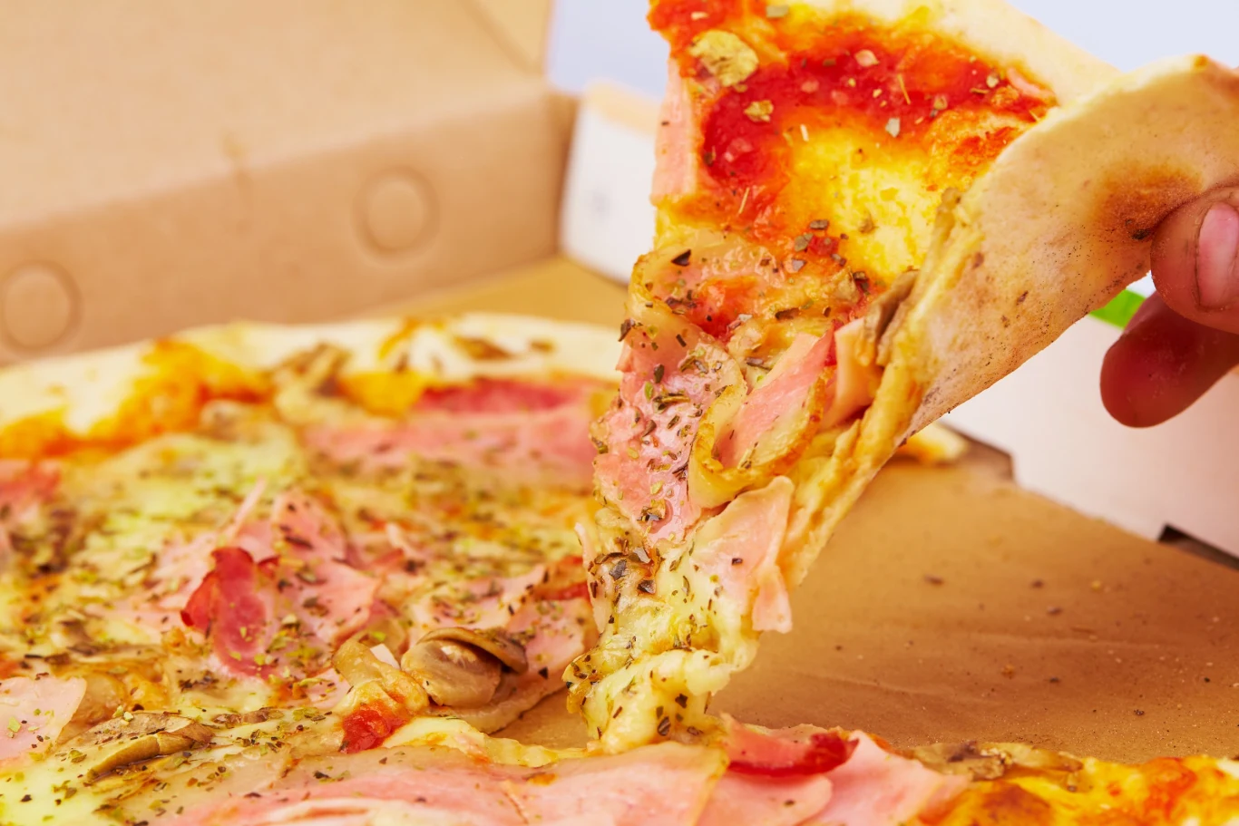 Bisfenole zawarte w pudełkach na pizzę przedostają się do żywności