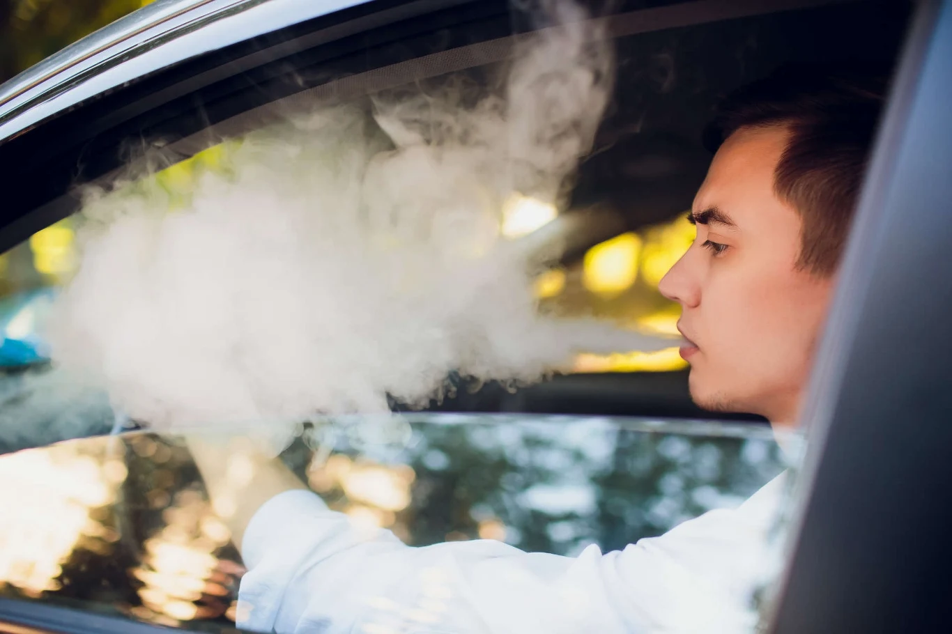 Jak usunąć zapach papierosów z kabiny auta? Jest na to sposób Jak usunąć zapach papierosów z kabiny auta? Jest na to sposób