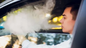 Palenie i wapowanie w aucie obniża wartość samochodu.