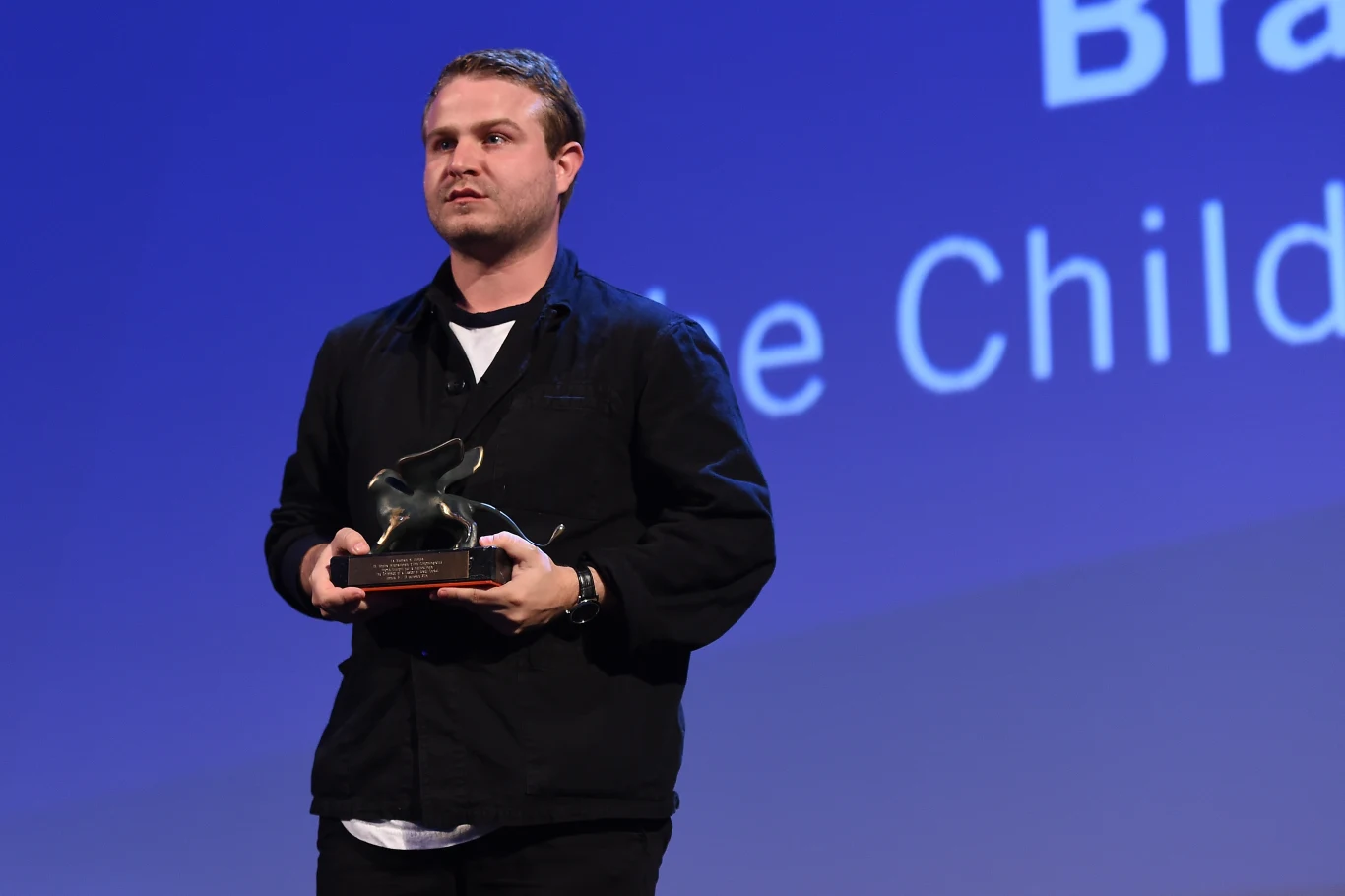 Brady Corbet z nagrodą za "Dzieciństwo wodza" podczas festiwalu w Wenecji w 2015 roku