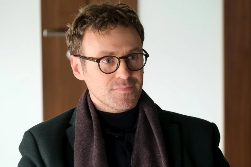 Hoffman zaprezentuje się Kindze jako wyrozumiały ojciec