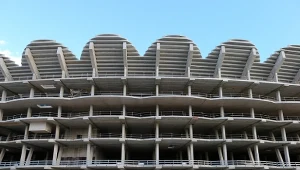 Jeden człowiek buduje stadion na 70 tys. Prace idą zgodnie z planem. Farsa