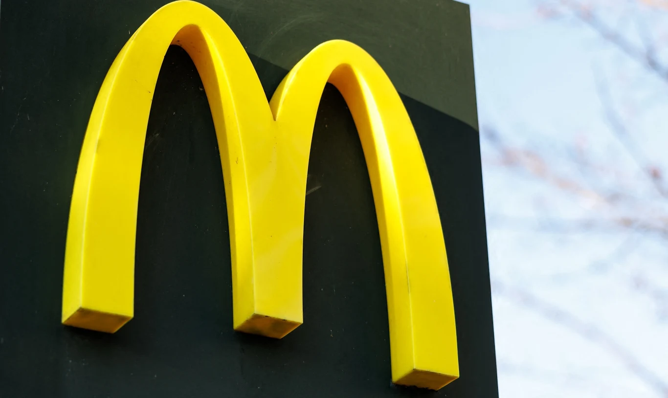 Pomimo surowego podejścia do utrzymywania standardów, nie każda restauracja sieci McDonald's wygląda tak samo i oferuje identyczne menu Pomimo surowego podejścia do utrzymywania standardów, nie każda restauracja sieci McDonald's wygląda tak samo i oferuje identyczne menu