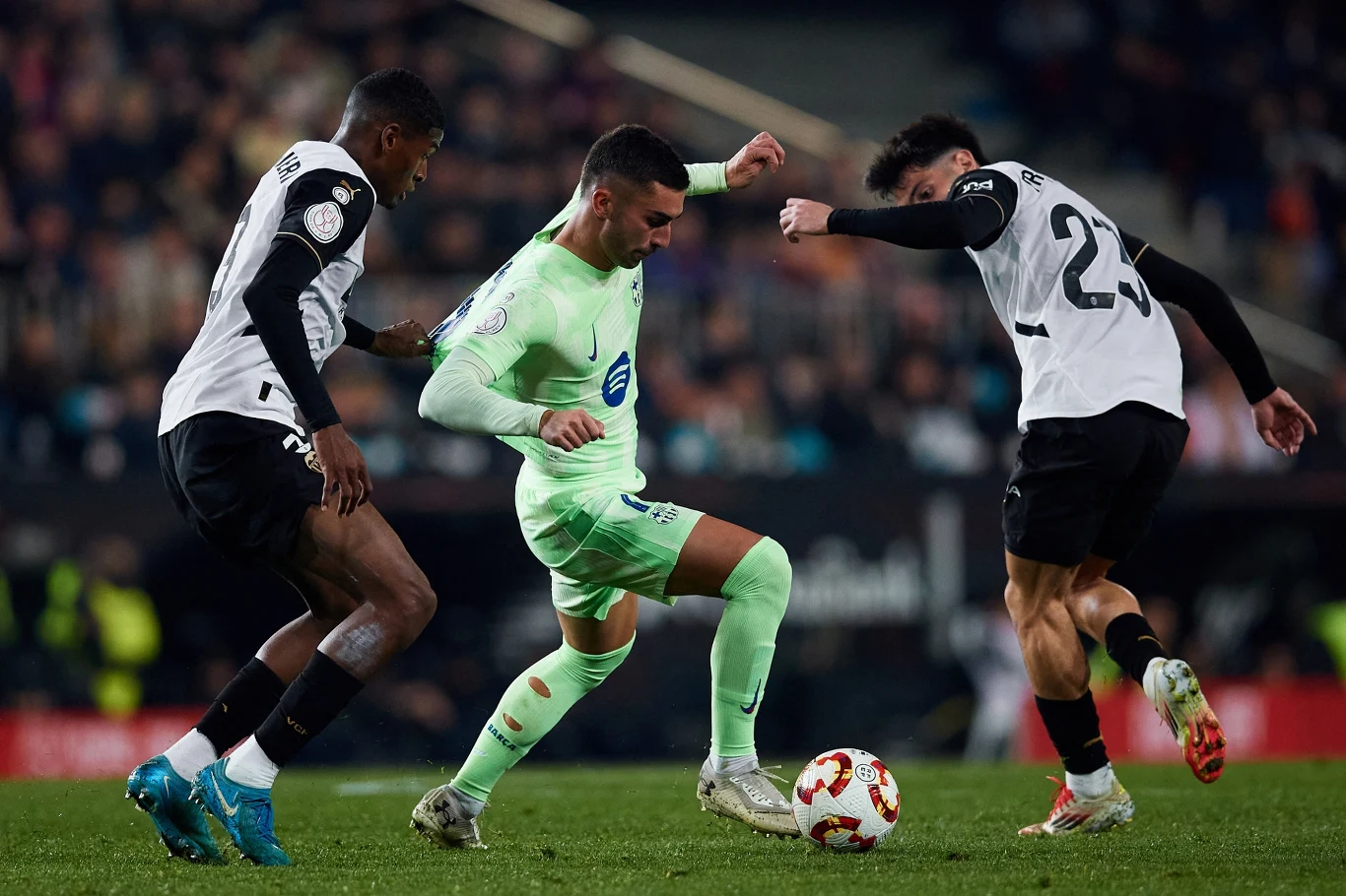 Piłkarze Valencii podczas meczu z Barceloną na Estadio Mestalla