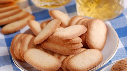Domowe ciasteczka - kocie języczki na tłusty czwartek przygotujesz w 15 minut. Są chrupiące i smaczne