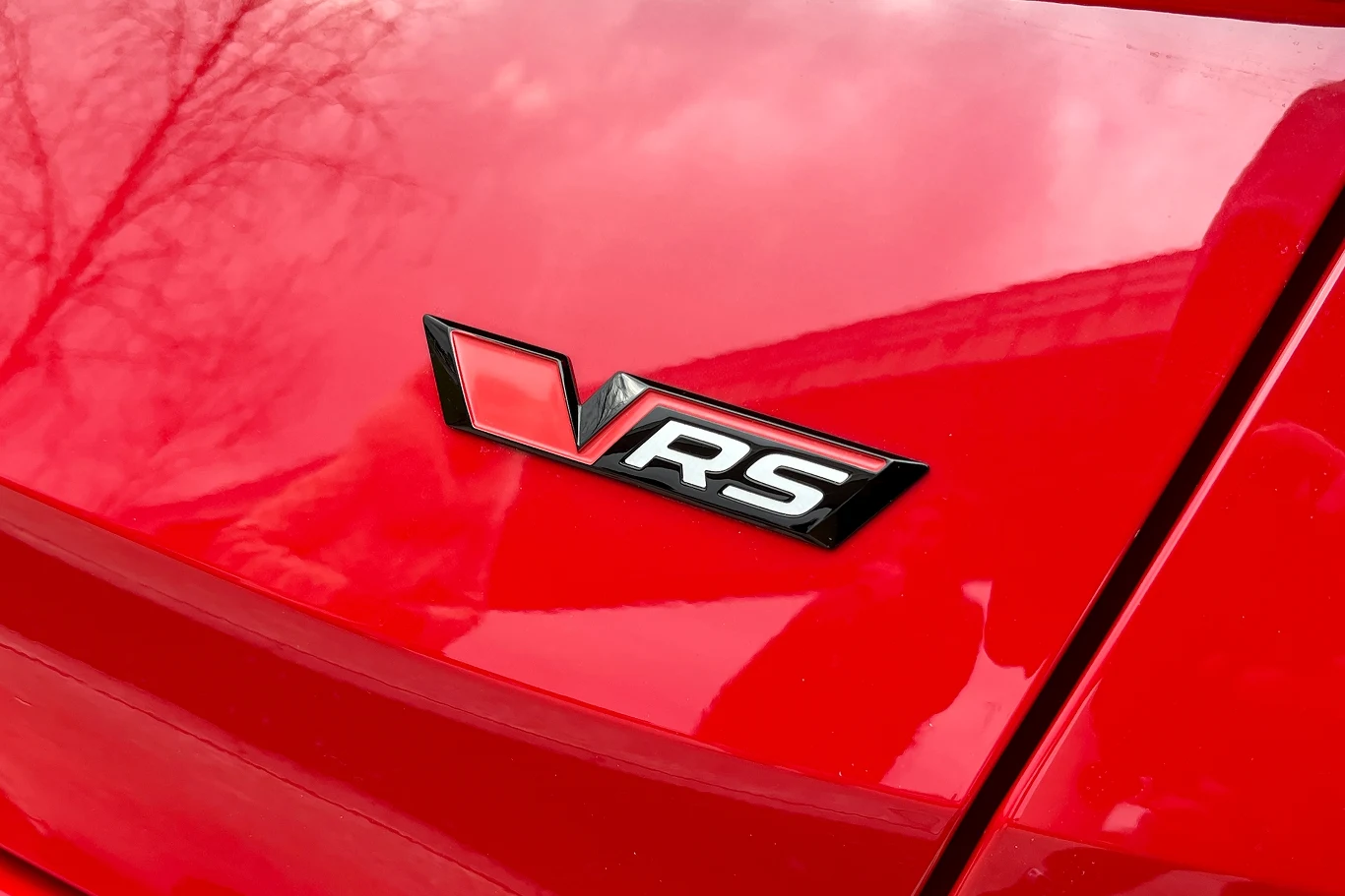 RS to skrót od "Rally Sport". Oznacza to osiągi, emocje i naprawdę niezłe wrażenia z jazdy.