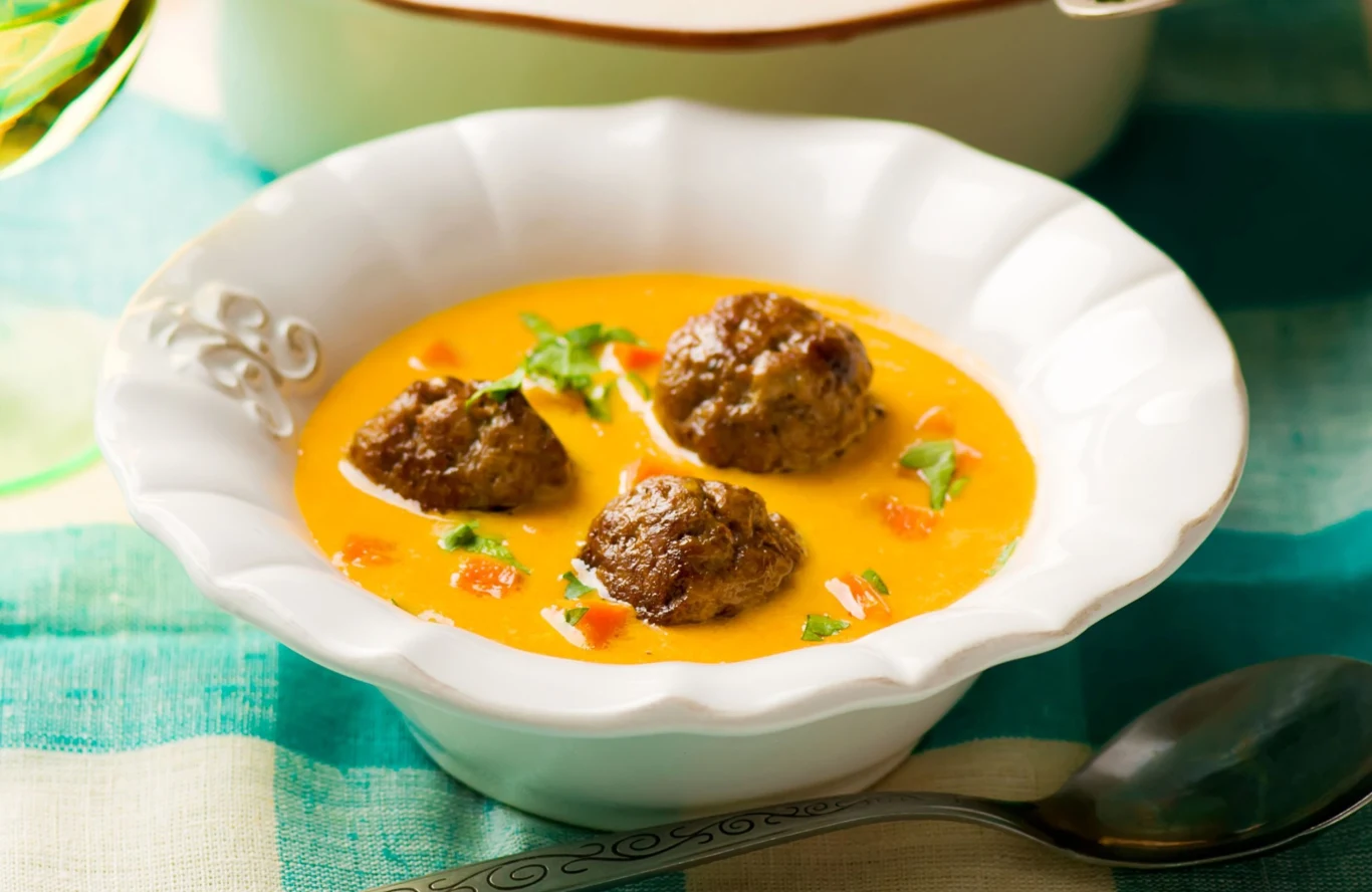 Zupa marchewkowa z dodatkiem mięsnych klopsików to pyszne i sycące danie na obiad Zupa marchewkowa z dodatkiem mięsnych klopsików to pyszne i sycące danie na obiad