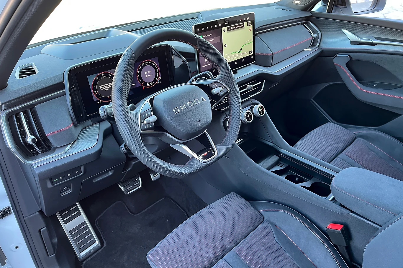 Klienci mają do wyboru dwa warianty stylistycznych: RS Lounge z tapicerką z perforowanej skóry oraz RS Suite z wykończeniem ze skóry perforowanej.